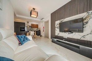 TV - Central Gzira 2BR Apartment | Balcony & Comfort (Gżira)