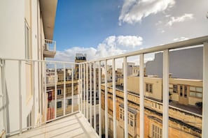 Property grounds - Central Gzira 2BR Apartment | Balcony & Comfort (Gżira)