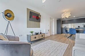 TV - Oriel Residence | 2BR | 4 Beds | Sleeps 5 (Liverpool)