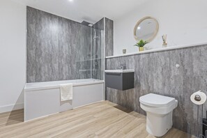 Bathroom - Oriel Residence | 2BR | 4 Beds | Sleeps 5 (Liverpool)