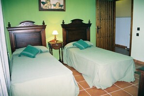 4 bedrooms, individually furnished, bed sheets - Moriles Traditional Farmhouse for 8 (Moriles)
