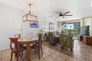 Dining - Beautiful Ocean View 2BR w/ Split AC & Private Lanai – Menehune Shores #524 (Kihei, Maui)