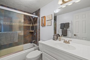 Een douche, een haardroger, handdoeken, zeep