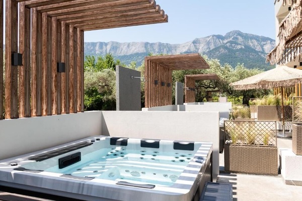 Outdoor spa tub