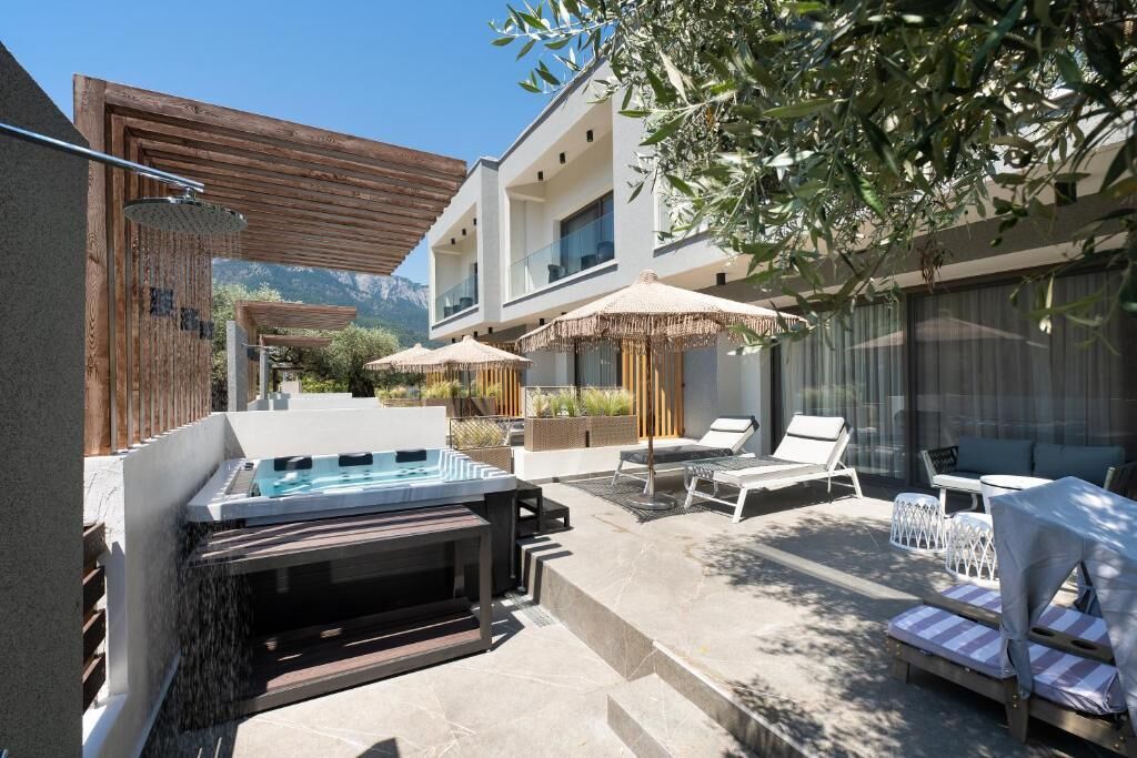 Suite Supérieure, patio, vue jardin | Restauration extérieure