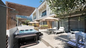 Suite Supérieure, patio, vue jardin | Restauration extérieure