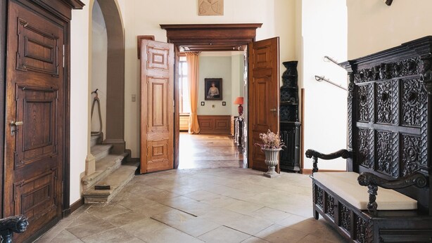 A hallway with wooden doors, a fireplace, and a bench. - Gemünden Castle with pool. Paradise for hikers! (Gemünden)