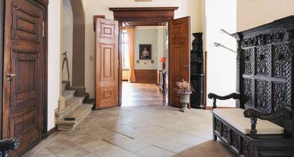 Schloss Gemünden mit Pool. Paradies für Wanderer!