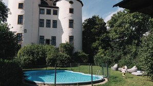 A large building with multiple cylindrical towers and a swimming pool in the foreground. - Gemünden Castle with pool. Paradise for hikers! (Gemünden)