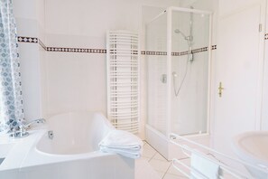Douche, sèche-cheveux, serviettes fournies, savon