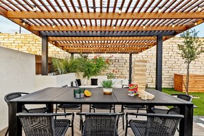 Unclassified image, 5 of 71, button