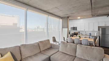 Dreibettzimmer, Nichtraucher, Stadtblick | Wohnbereich