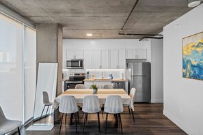 Triple Room, Non Smoking, City View | Bilik Mandi | Pancuran mandi, kelengkapan dandanan diri percuma, pengering rambut 