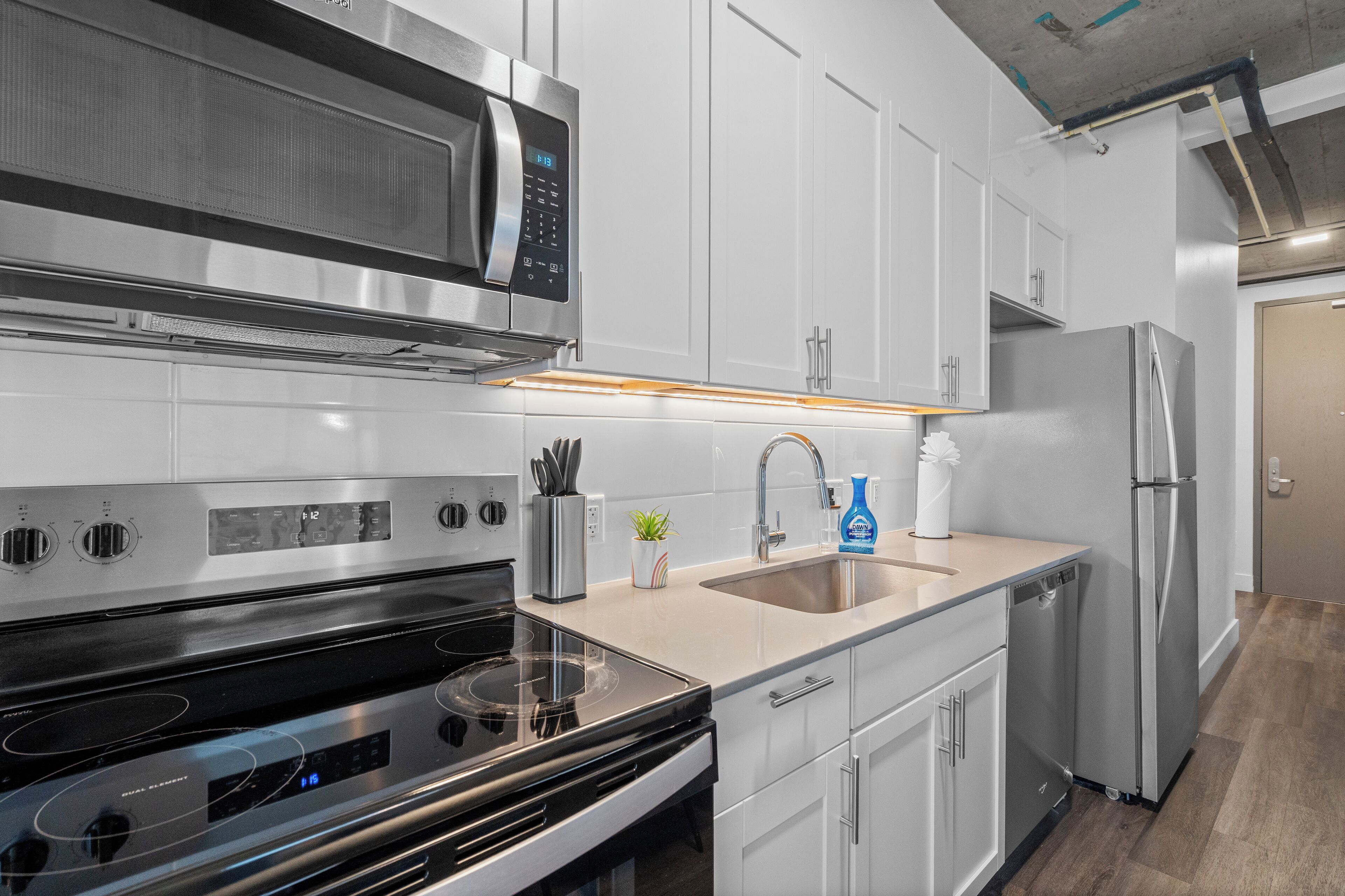 Quarto triplo, para não fumantes, vista para a cidade | Cozinha privada | Geladeira grande, micro-ondas, fogão, cooktop