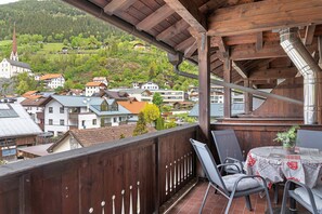 Outdoor dining - Apartment Azalea – Arrive, Feel at Home, Discover the Ötztal – Comfort in Central Oetz (Oetz)