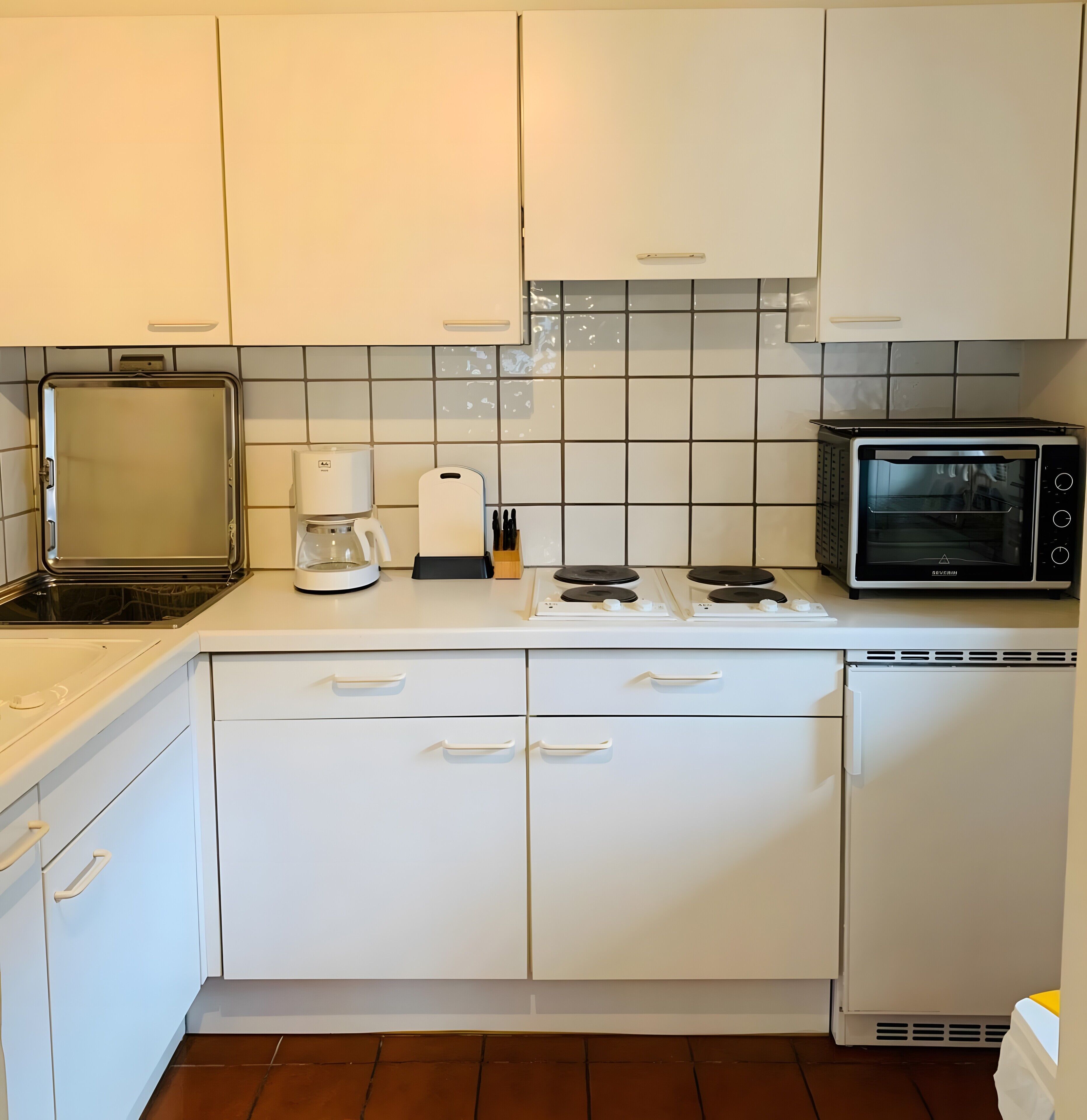 Kühlschrank, Mikrowelle, Ofen, Herdplatte