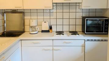 Kühlschrank, Mikrowelle, Ofen, Herdplatte