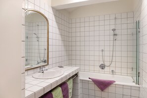Douche, sèche-cheveux, serviettes fournies