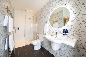 Superior Double Room | Bathroom | Slippers