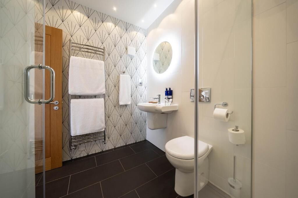 Deluxe-Doppelzimmer, eingeschränkter Meerblick | Badezimmer | Hausschuhe