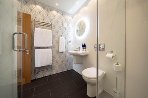 Deluxe Double Room, Partial Sea View | Bathroom | Slippers - The Shoregate (Crail)