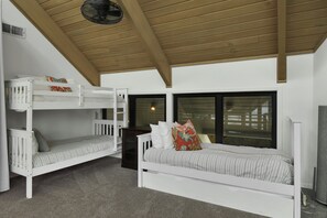 3 chambres, fer et planche à repasser, lit de bébé portatif