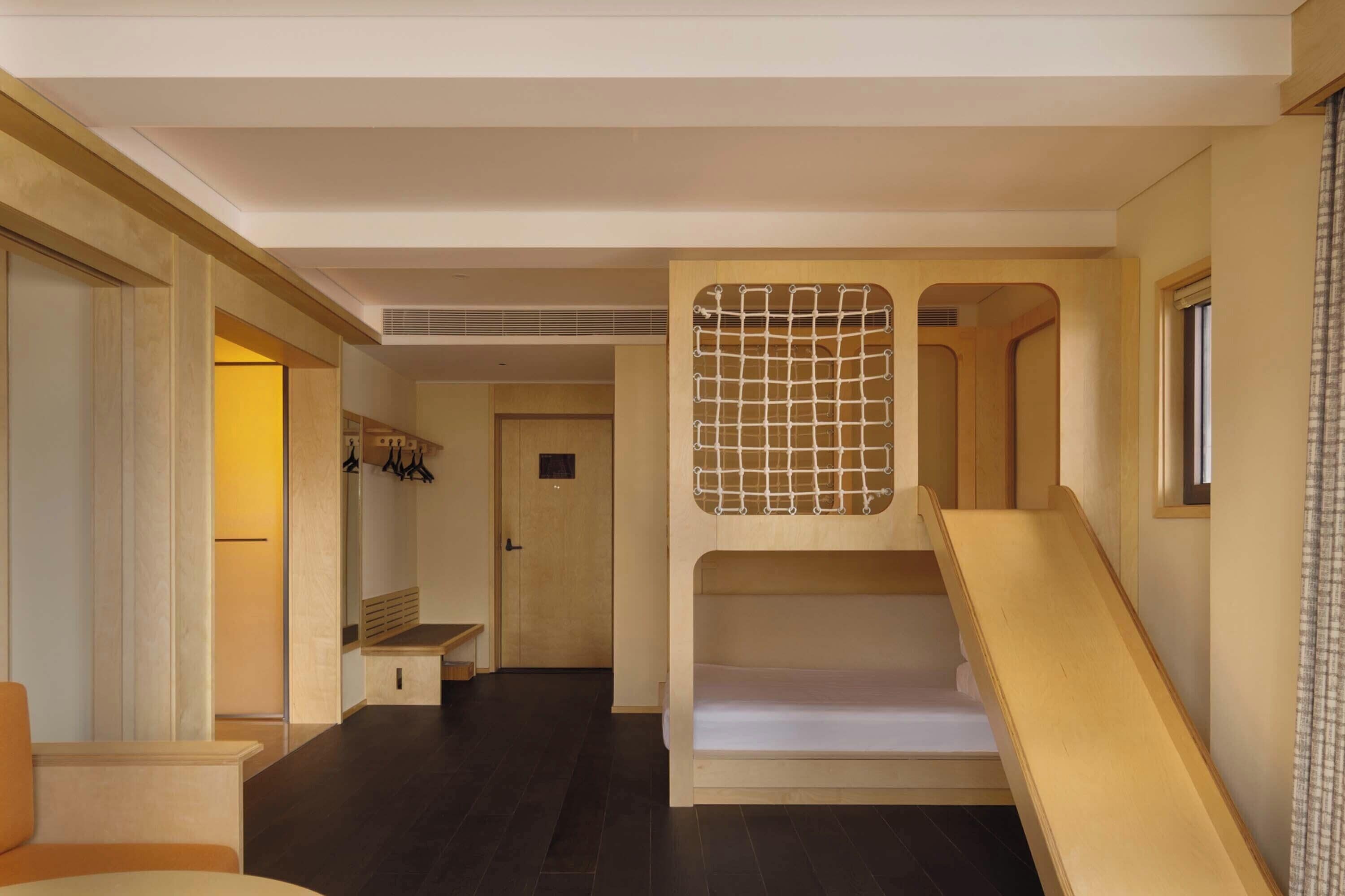 Ropa de cama de alta calidad, minibar y decoración personalizada 