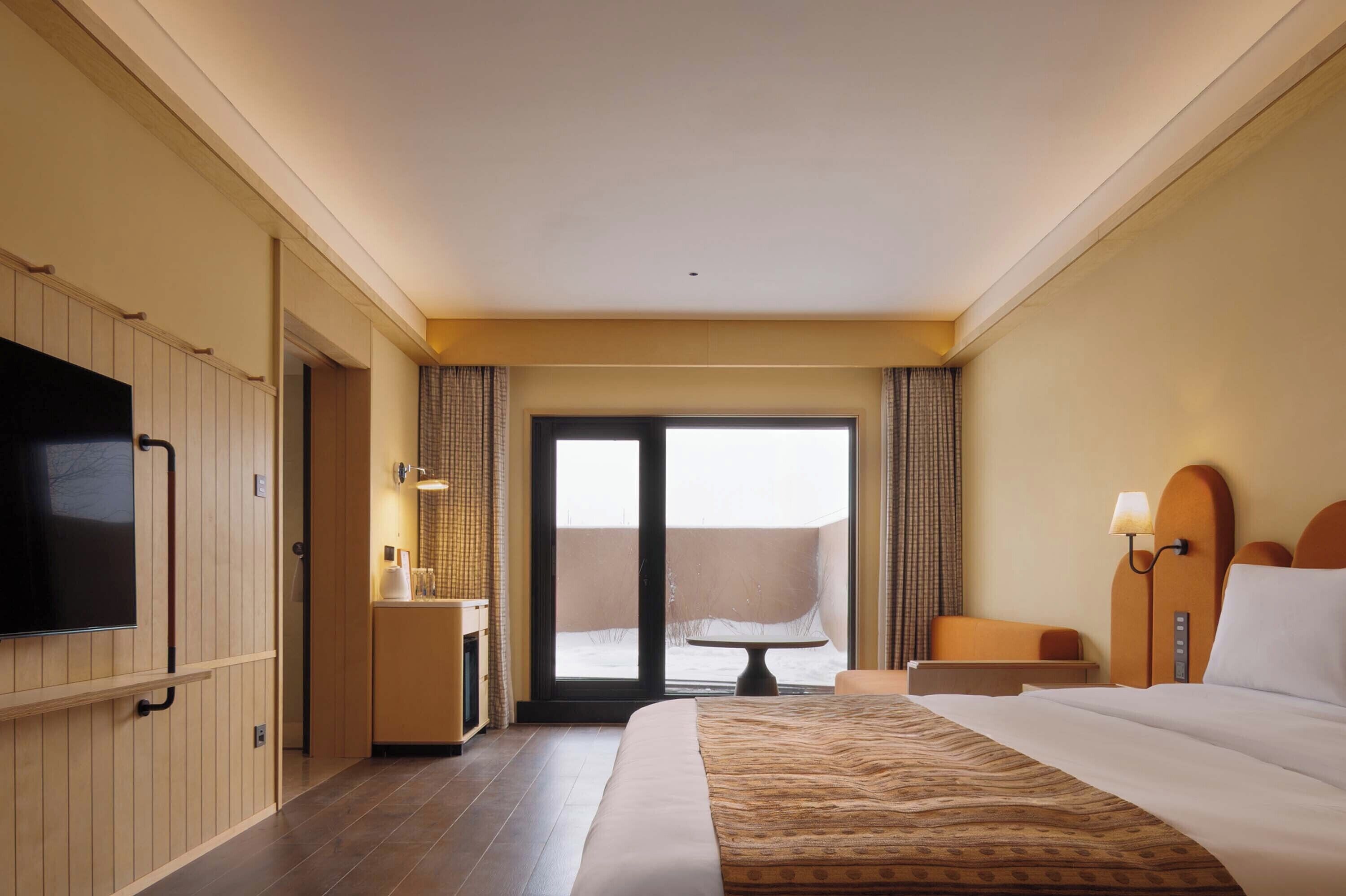 Familjesvit - utsikt mot innergården | Sängtillbehör av högsta kvalitet, minibar och individuell inredning