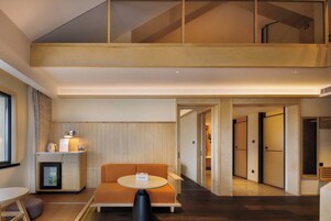 Dúplex familiar, vistas a la colina | Ropa de cama de alta calidad, minibar, decoración individual