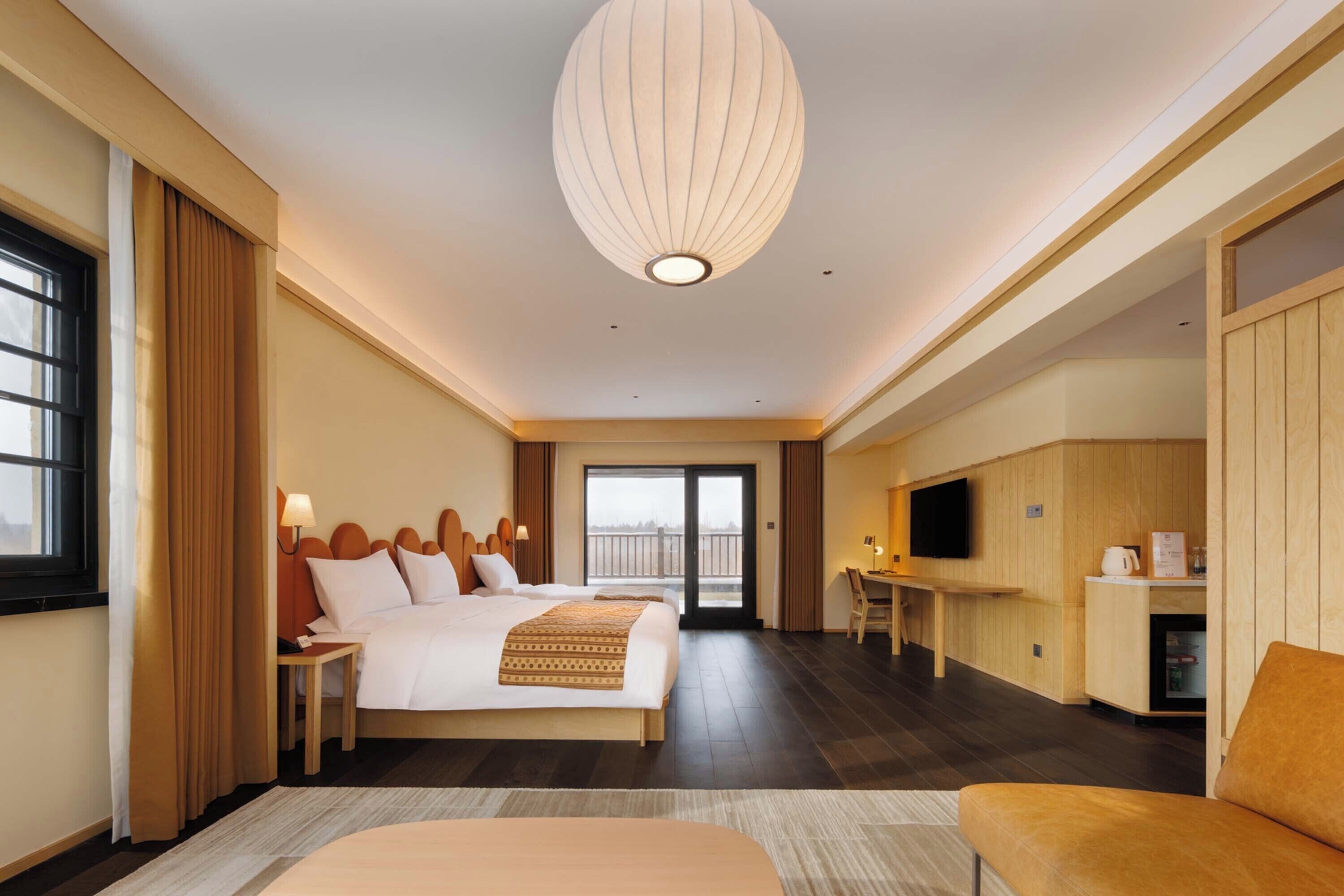 Familjesvit - utsikt mot bergen | Sängtillbehör av högsta kvalitet, minibar och individuell inredning