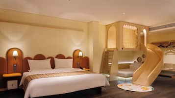 Ropa de cama de alta calidad, minibar y decoración personalizada