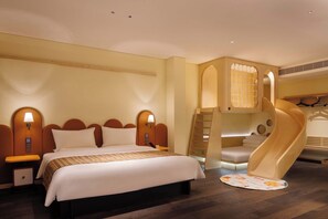 Comfort Twin Room, Courtyard View | Premium bedding, minibar, individually decorated, individually furnished