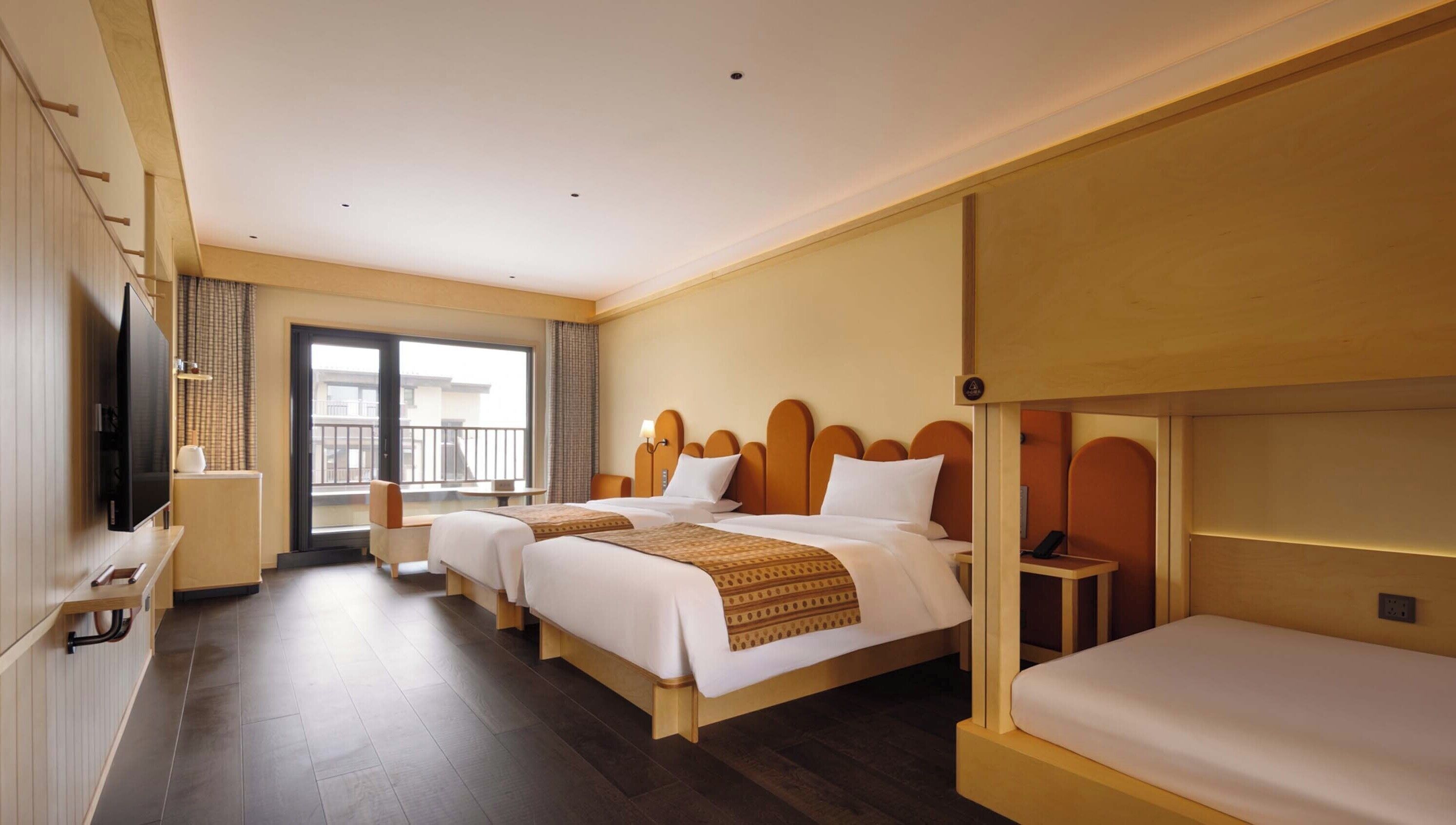 Familjerum - utsikt mot trädgården | Sängtillbehör av högsta kvalitet, minibar och individuell inredning