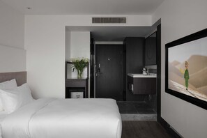 City Twin Room, City View | Bar mini, meja, ruang kerja komputer riba, langsir/tirai gelap terus 