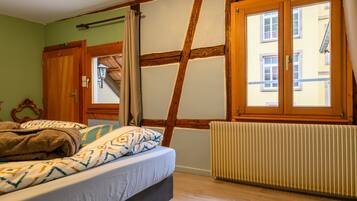 Tabla de planchar con plancha, wifi y ropa de cama