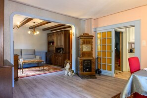 TV - Gite Le Rempart in Guebwiller – 3-Star Townhouse with Vineyard View (Guebwiller)