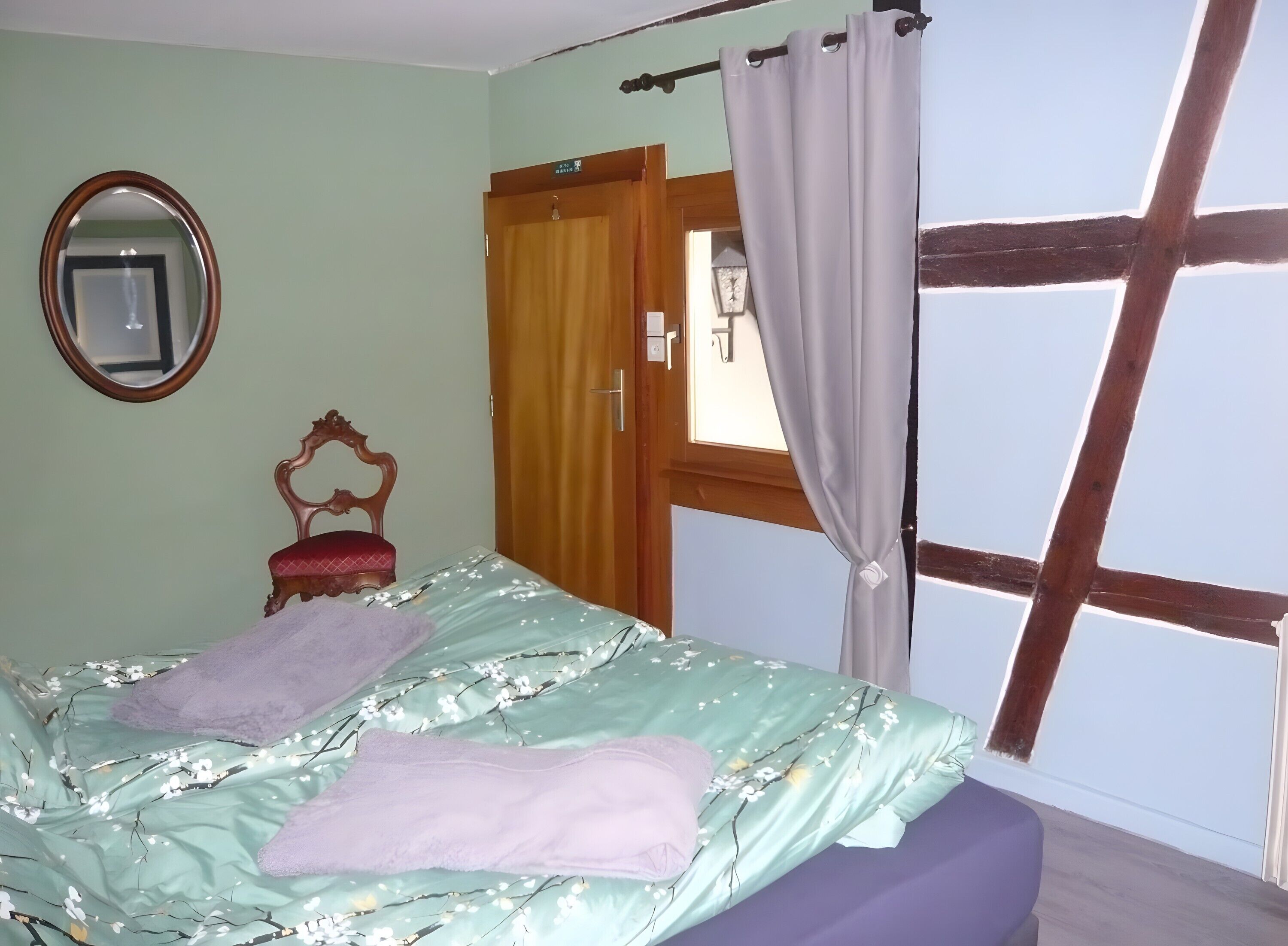 Tabla de planchar con plancha, wifi y ropa de cama 