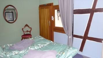 Tabla de planchar con plancha, wifi y ropa de cama