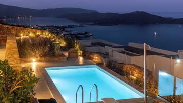 En säsongsöppen utomhuspool