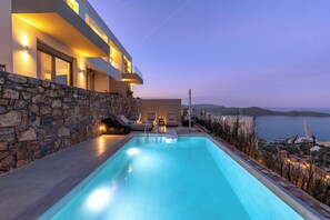 Una piscina al aire libre de temporada