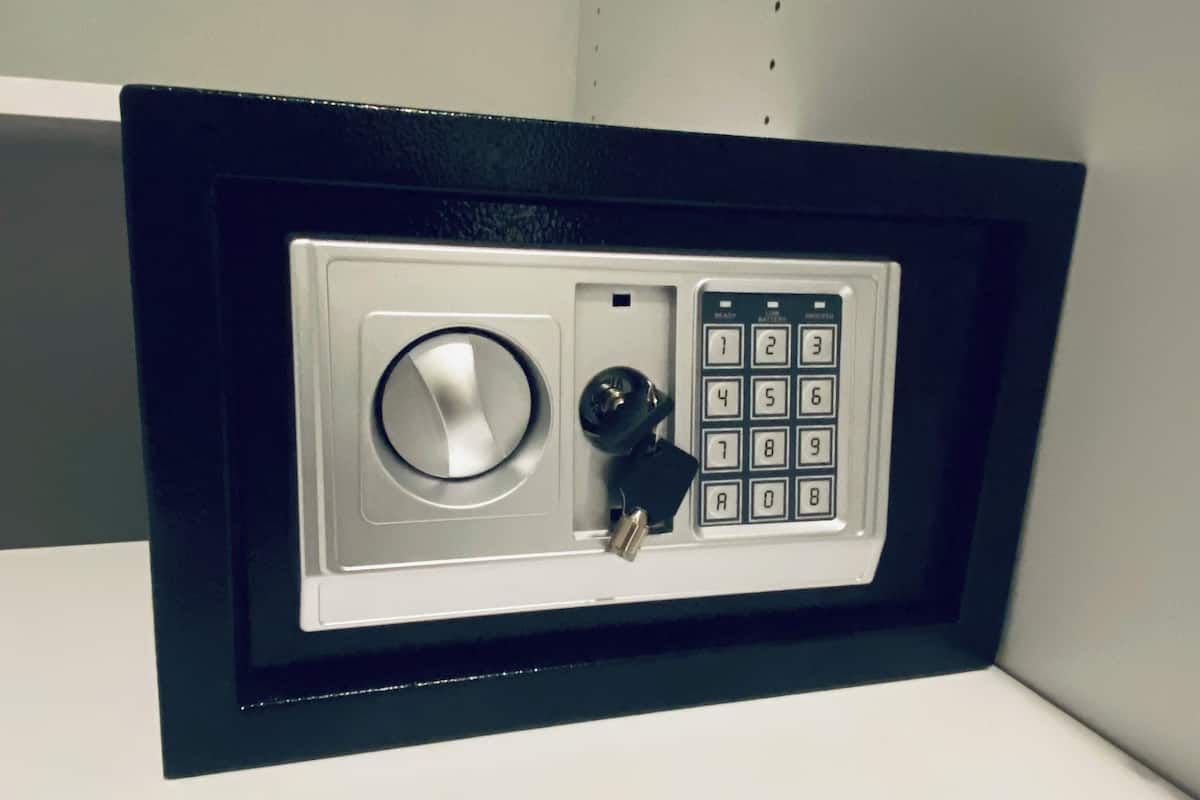 客房內保險箱、筆電工作空間、遮光布/窗簾、熨斗/熨衣板