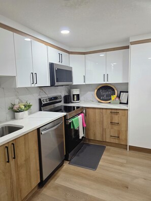 Private kitchen - 2 bedroom beautiful basemen suites, close to west Edmonton Mall (Edmonton)