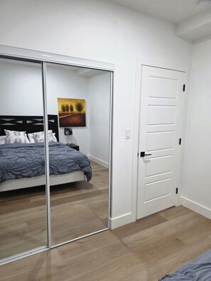 2 quartos, ferros/tábuas de passar roupa, acesso à internet