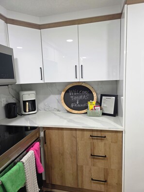 Private kitchen - 2 bedroom beautiful basemen suites, close to west Edmonton Mall (Edmonton)