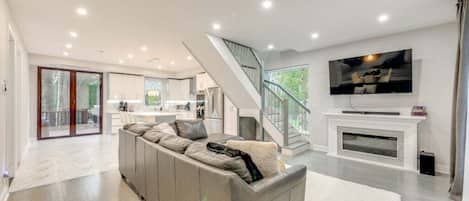Villa, 5 Bedrooms | Living area | Smart TV