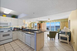 Private kitchen - Pelican Beach 1107 1 Bedroom Condo (Destin)