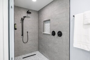 House, 3 Bedrooms | Bathroom - Poolside Paradise 3 Bedroom Home (Sarasota)