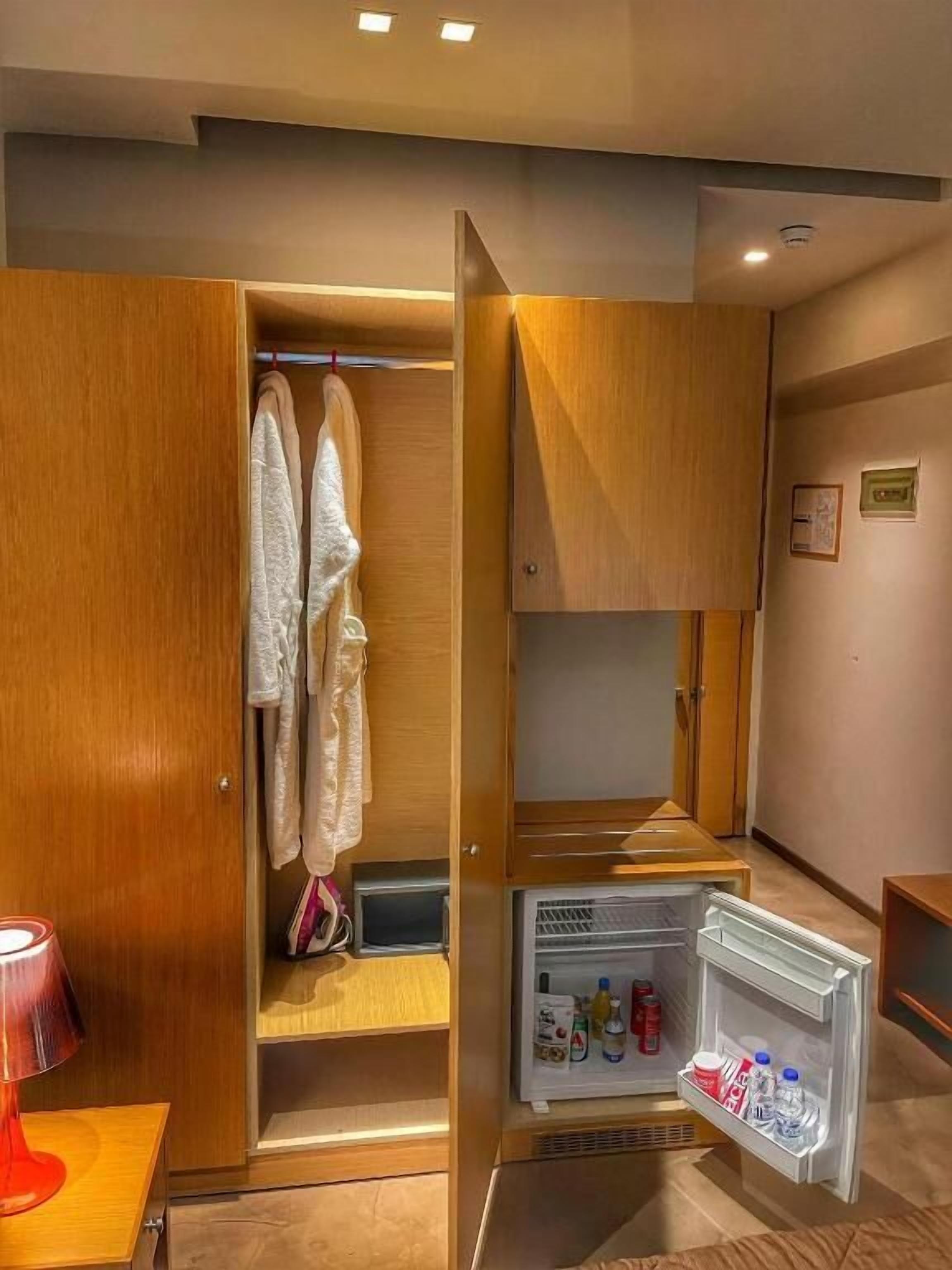 Quarto casal ou duplo básico, sacada, vista para o mar | Parte interna