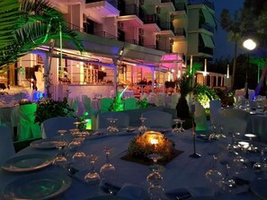 Outdoor banquet area - TROKADERO BOUTIQUE HOTEL (Delphi)