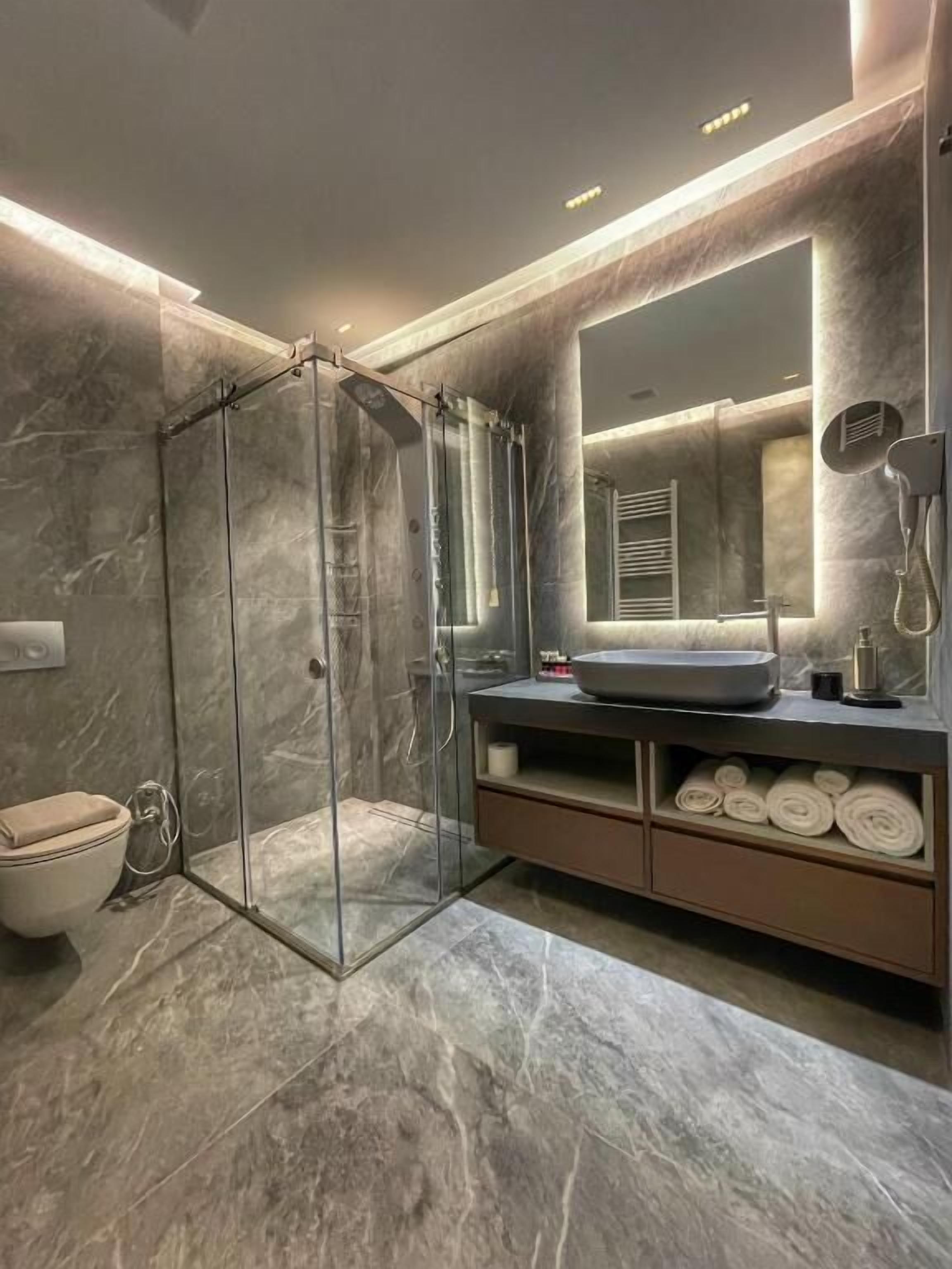 Deluxe Suite, Balcony, Sea View | Bathroom
